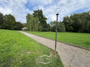 VILLA A SCHIERA CON GIARDINO DI 50 MQ. CAMINO E BOX AUTO