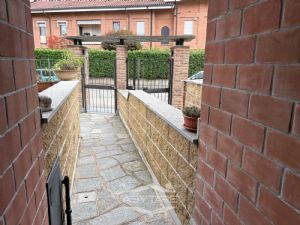 VILLA A SCHIERA CON GIARDINO DI 50 MQ. CAMINO E BOX AUTO