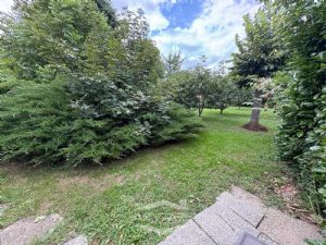 VILLA A SCHIERA CON GIARDINO DI 50 MQ. CAMINO E BOX AUTO