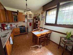 VILLA A SCHIERA CON GIARDINO DI 50 MQ. CAMINO E BOX AUTO