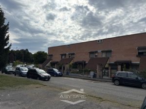 VILLA A SCHIERA CON GIARDINO DI 50 MQ. CAMINO E BOX AUTO