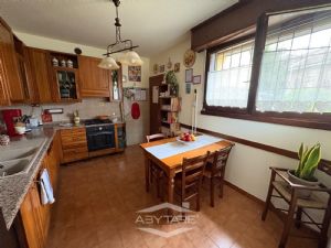 VILLA A SCHIERA CON GIARDINO DI 50 MQ. CAMINO E BOX AUTO