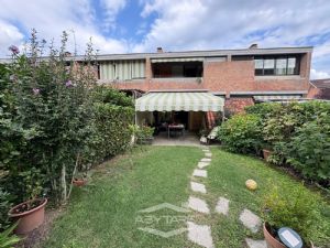 VILLA A SCHIERA CON GIARDINO DI 50 MQ. CAMINO E BOX AUTO