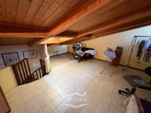 VILLA A SCHIERA CON GIARDINO DI 50 MQ. CAMINO E BOX AUTO