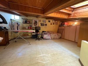 VILLA A SCHIERA CON GIARDINO DI 50 MQ. CAMINO E BOX AUTO