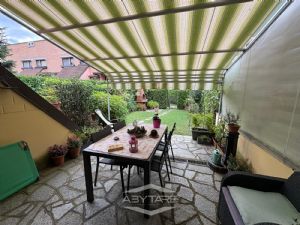 VILLA A SCHIERA CON GIARDINO DI 50 MQ. CAMINO E BOX AUTO
