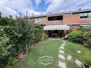 VILLA A SCHIERA CON GIARDINO DI 50 MQ. CAMINO E BOX AUTO