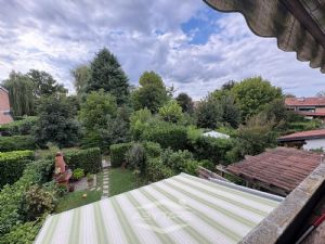 VILLA A SCHIERA CON GIARDINO DI 50 MQ. CAMINO E BOX AUTO
