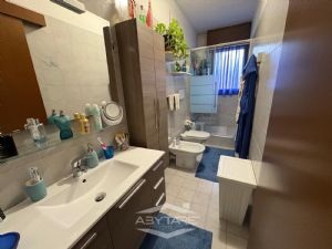 VILLA A SCHIERA CON GIARDINO DI 50 MQ. CAMINO E BOX AUTO