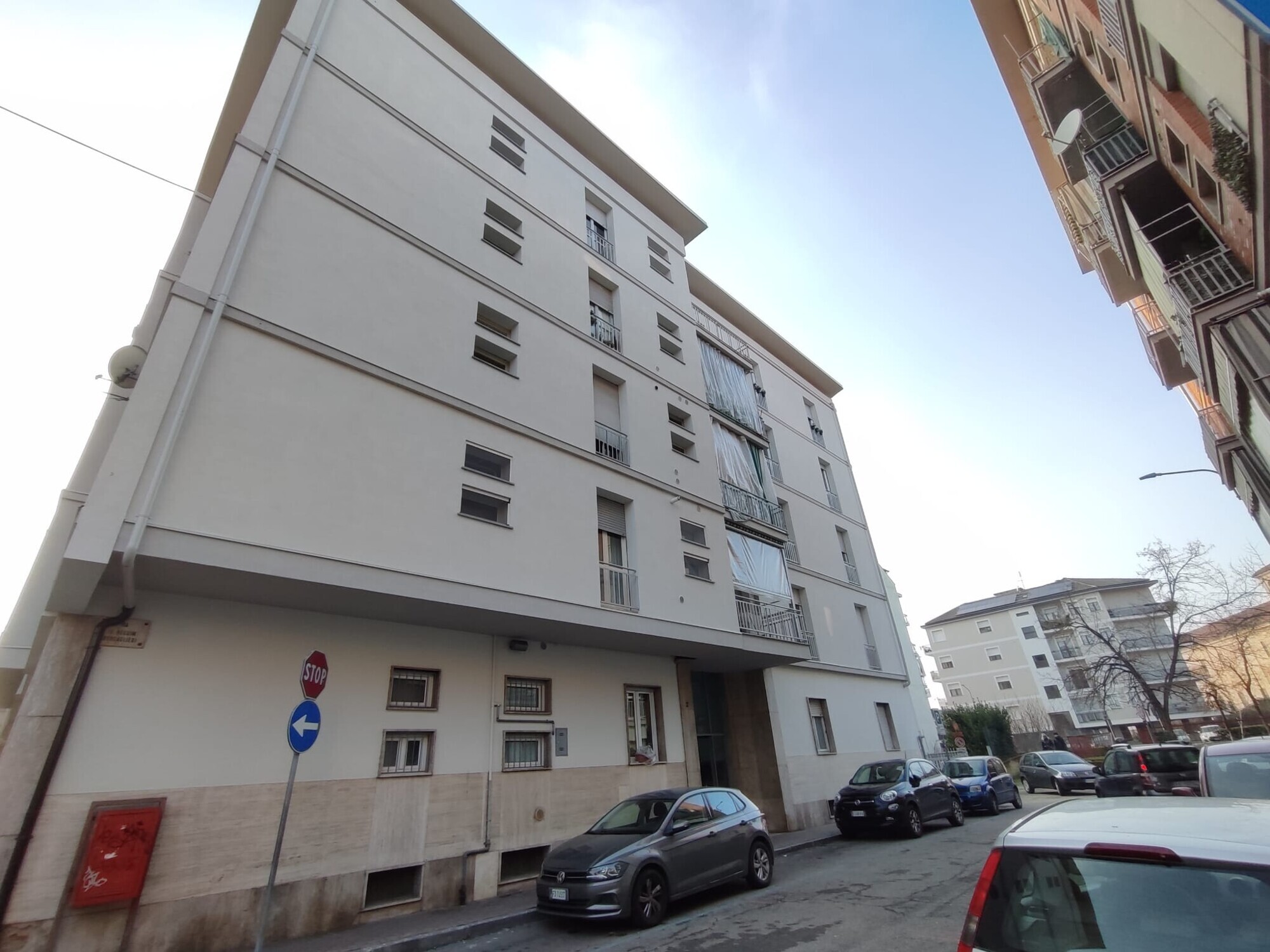 ZONA TRIBUNALE - VIA  GRASSI

In zona semicentrale...