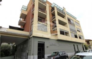 COLLEGNO IN VENDITA QUADRILOCALE CON BOX AUTO