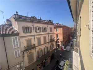 Eleganza storica nel cuore di Asti – Ampio appartamento in palazzo settecentesco