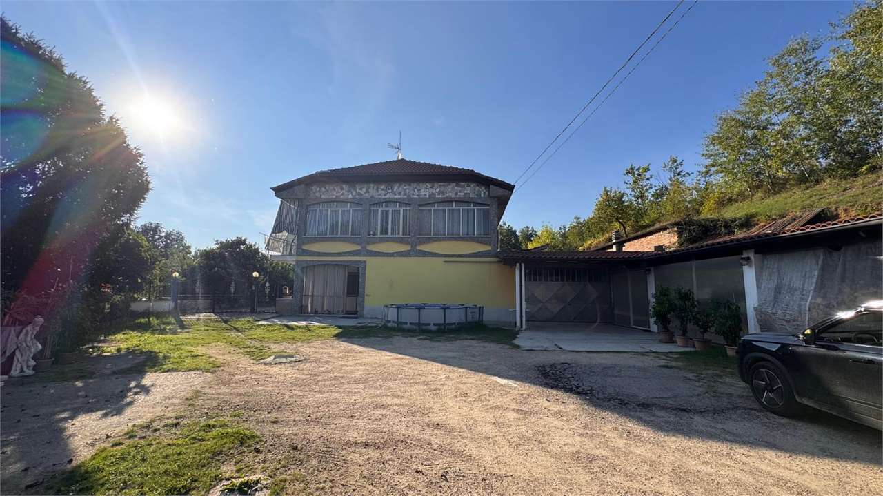 VALGERA-CASA SEMINDIPENDENTE CON TERRENO