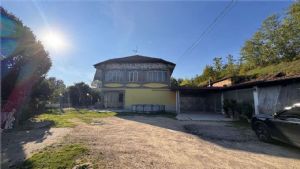 VALGERA-CASA SEMINDIPENDENTE CON TERRENO