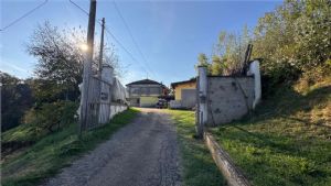 VALGERA-CASA SEMINDIPENDENTE CON TERRENO