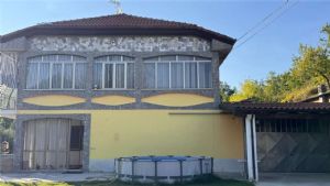 VALGERA-CASA SEMINDIPENDENTE CON TERRENO