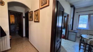 VALGERA-CASA SEMINDIPENDENTE CON TERRENO