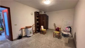VALGERA-CASA SEMINDIPENDENTE CON TERRENO
