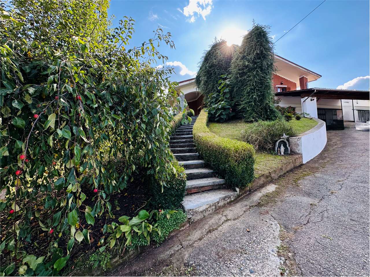 VILLA  PANORAMICA  CON VISTA SULLE COLLINE DEL MONFERRATO