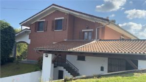 VILLA  PANORAMICA  CON VISTA SULLE COLLINE DEL MONFERRATO