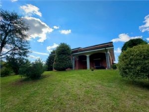 VILLA  PANORAMICA  CON VISTA SULLE COLLINE DEL MONFERRATO