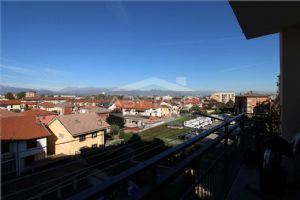 BEINASCO IN ZONA CENTRALE TRE LOCALI