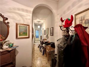 Ampio quadrilocale – Ultimo piano senza ascensore, zona Questura