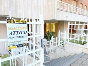 ATTICO DI 120 MQ CON TERRAZZO DI 50 MQ E BOX AUTO ESCLUSO DAL PREZZO