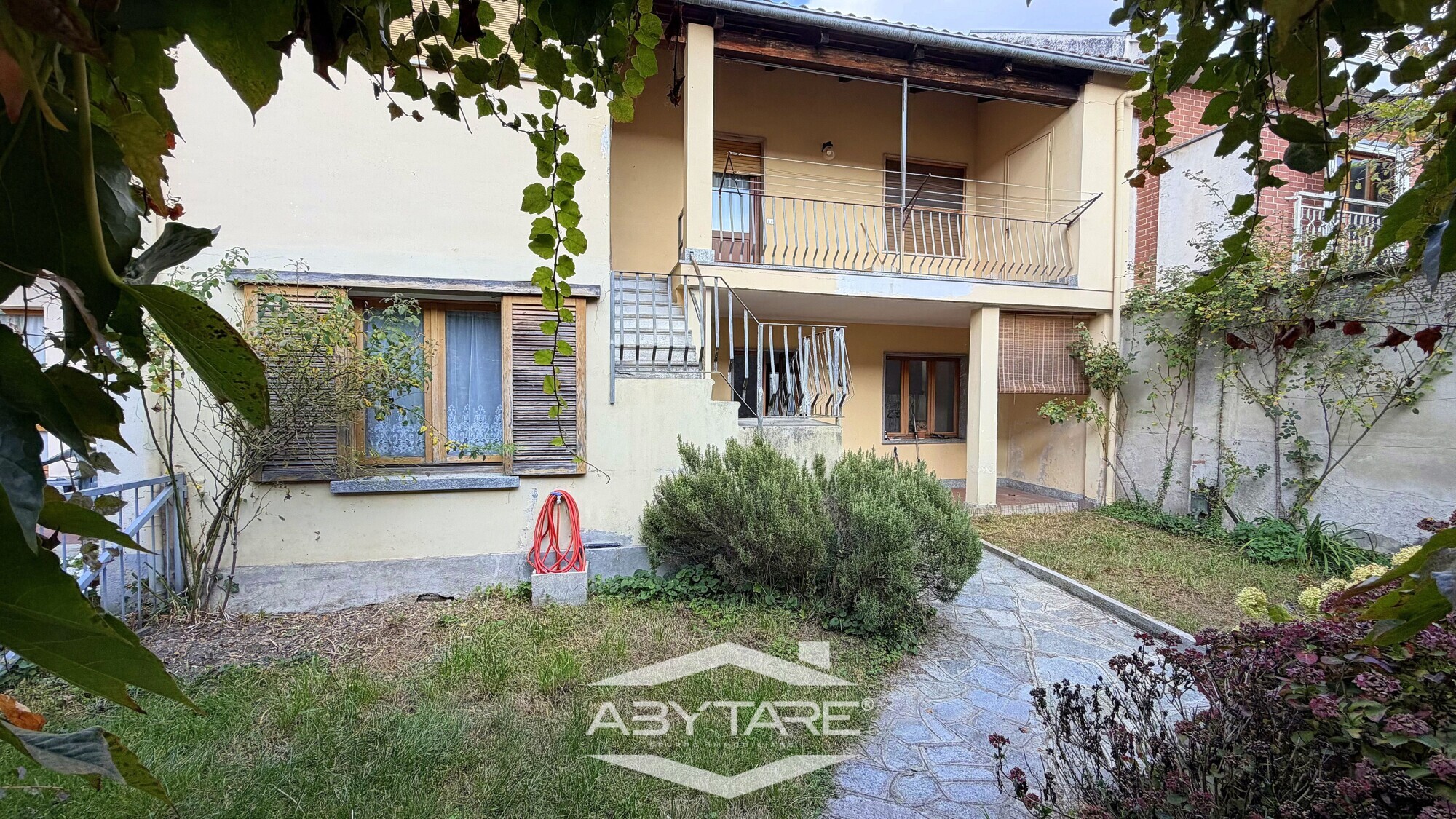 Casa semindipendente con giardino