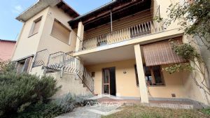 Casa semindipendente con giardino