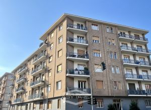 3 locali con box auto affittasi Moncalieri Via Turati 4