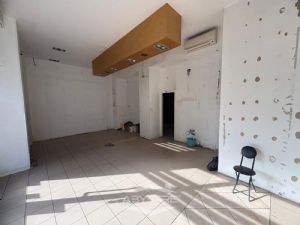 AMPIO LOCALE COMMERCIALE LIBERO SUBITO