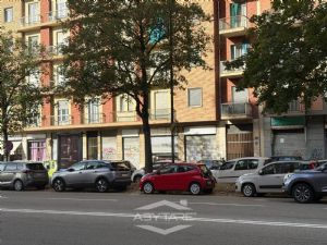 AMPIO LOCALE COMMERCIALE LIBERO SUBITO