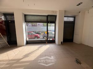 AMPIO LOCALE COMMERCIALE LIBERO SUBITO