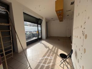 AMPIO LOCALE COMMERCIALE LIBERO SUBITO