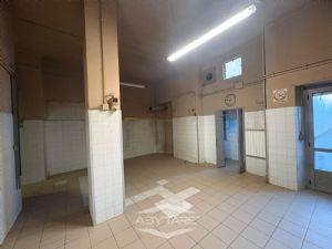 AMPIO LOCALE COMMERCIALE LIBERO SUBITO