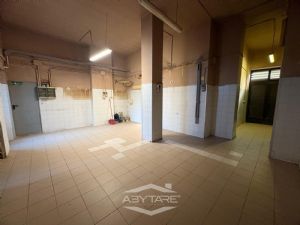 AMPIO LOCALE COMMERCIALE LIBERO SUBITO