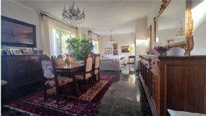 APPARTAMENTO IN VILLA CON GIARDINO E BOX