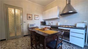 APPARTAMENTO IN VILLA CON GIARDINO E BOX