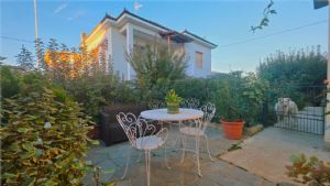 APPARTAMENTO IN VILLA CON GIARDINO E BOX