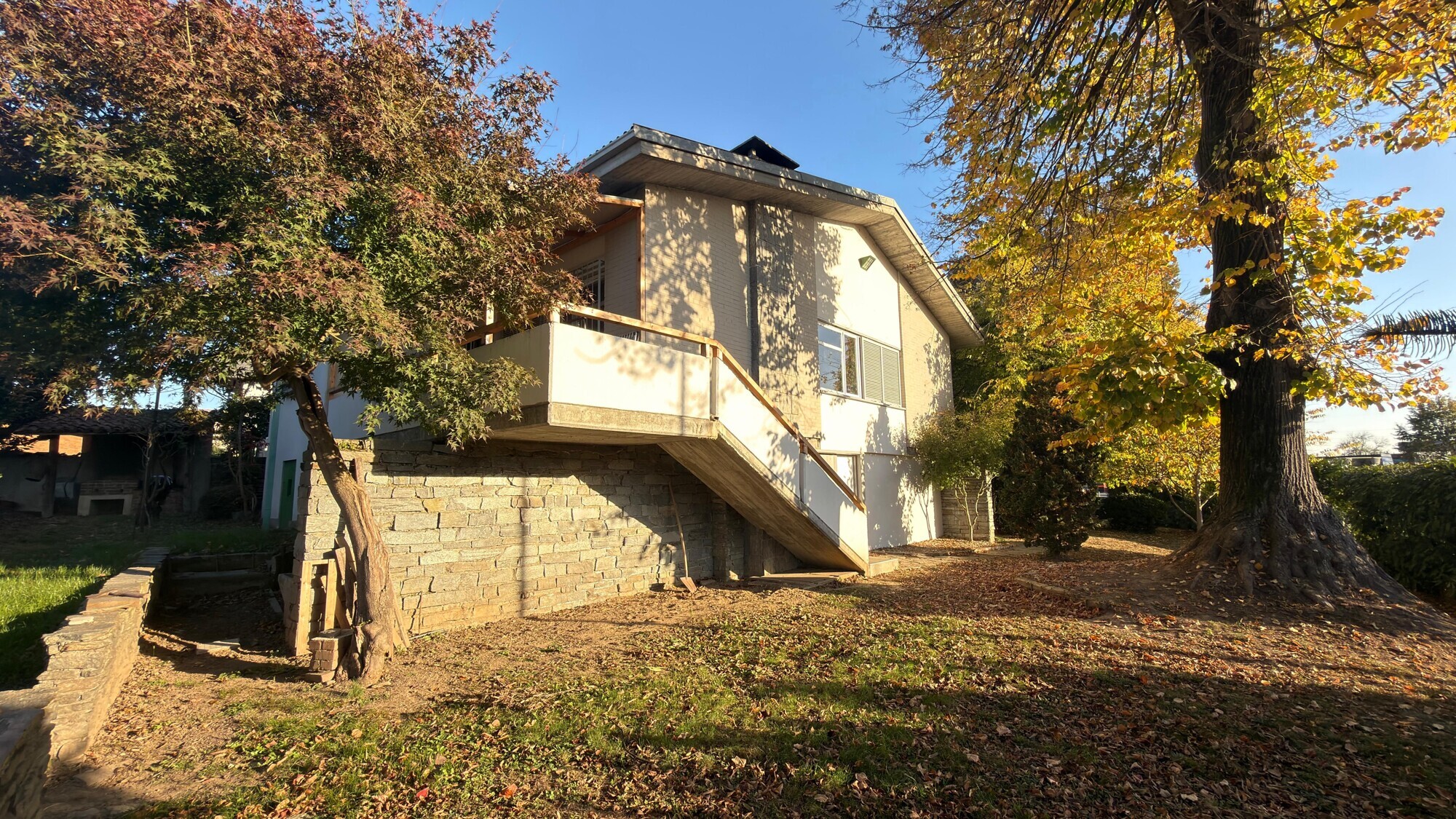 Casa indipendente con giardino e box auto in affitto