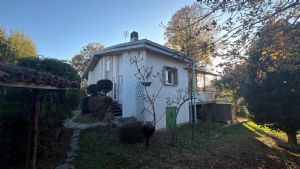 Casa indipendente con giardino e box auto in affitto
