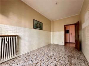 Traversa c.so Torino, quadrilocale arioso e ben servito