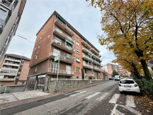 Traversa c.so Torino, quadrilocale arioso e ben servito