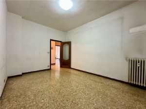 Traversa c.so Torino, quadrilocale arioso e ben servito