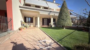 Appartamento con giardino in bifamiliare