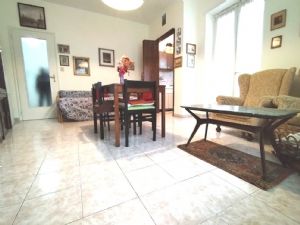 AMPIO BILOCALE . VOLENDO ARREDO INCLUSO NEL PREZZO !