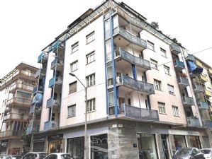 AMPIO BILOCALE . VOLENDO ARREDO INCLUSO NEL PREZZO !