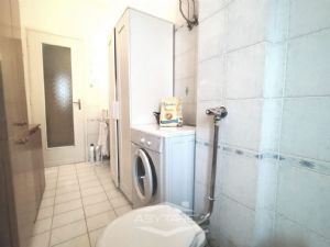 AMPIO BILOCALE . VOLENDO ARREDO INCLUSO NEL PREZZO !