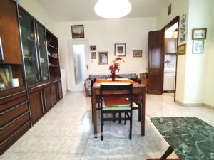 AMPIO BILOCALE . VOLENDO ARREDO INCLUSO NEL PREZZO !